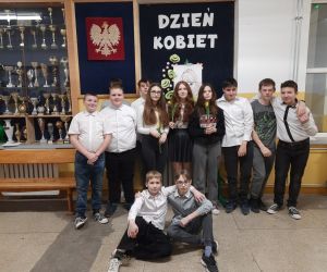 Uczniowie biorący udział  w akademii