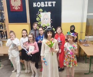 Pokaz mody w wykonaniu uczniów