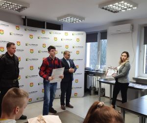 Uczeń odbiera podziękowanie