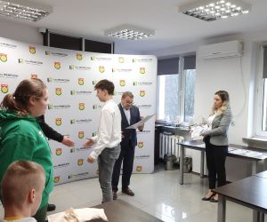 Uczeń odbiera podziękowanie