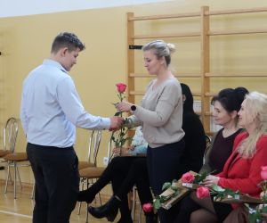 Róża i słodki upominek wręczany Kobietom.