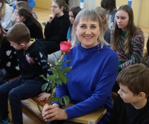 Wychowawca klasy I wśród uczniów.