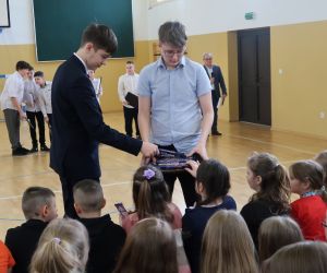 Samorząd Uczniowski obdarowuje słodkościami dziewczynki naszej szkoły.