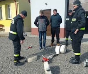 Młodzież ogląda sprzęt do gaszenia pożarów.