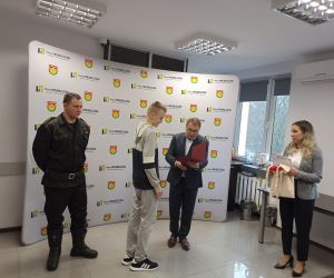 Uczeń odbiera nagrodę za 1 miejsce