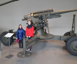 Uczniowie przy sprzęcie wojskowym