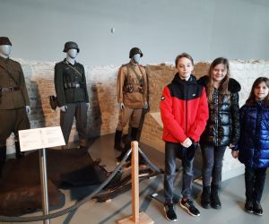 Uczniowie przy ekspozycji z umundurowaniem