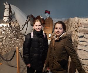 Uczennice przy ekspozycji