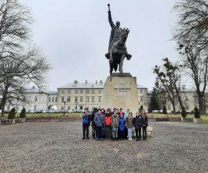Uczniowie przy pomniku Zamoyskiego