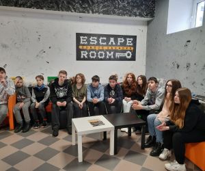 Uczniowie w Escapie roomie