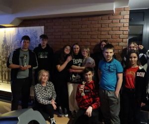 Wspólne zdjęcie klasy z wychowawcą