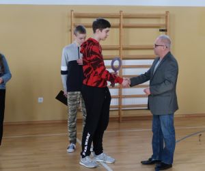 .Pan Dyrektor przekazuje klucz - symbol władzy uczniowi pełniącemu funkcję dyrektora szkoły tego dnia