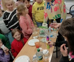 Uczniowie obserwują doświadczenie z wodą