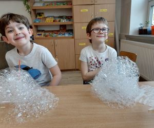 Uczniowie podczas zajęć logopedycznych