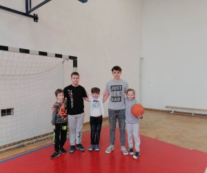 Uczniowie-nauczyciele podczas lekcji w-fu