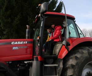 Dwoje uczniów w nowoczesnym traktorze