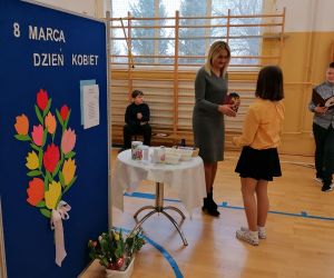 Pani Dyrektor wręcza nagrody zwyciężczyniom konkursu na najsympatyczniejszą dziewczynę w szkole