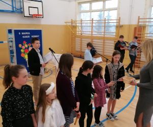 Pani Dyrektor wręcza słodkie upominki kandydatkom z poszczególnych klas I-VIII do  konkursu na najsympatyczniejszą dziewczynę w szkole