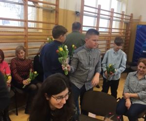Chłopcy wręczają Paniom kwiaty