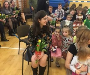 Chłopcy wręczają Paniom kwiaty