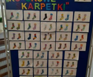 Mini-wystawa prac uczniów klas 0-III – „Kolorowe Skarpetki”