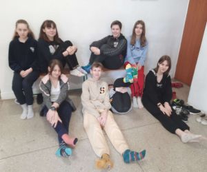 Uczniowie klasy VII w skarpetkach nie do pary