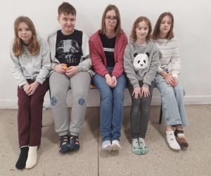 Uczniowie klasy V w kolorowych skarpetkach