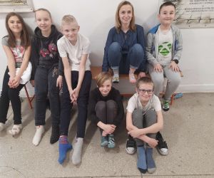 Uczniowie klasy IV z Panią Katarzyną Niźnikowską