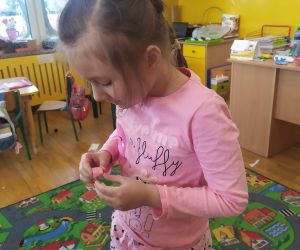 Dziewczynka częstuje się cukierkami.