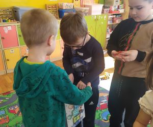 Fabian częstuje cukierkami