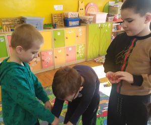 Chłopcy częstują się cukierkami.