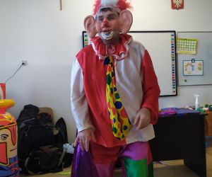 Klaun mówi do dzieci