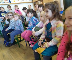 Dzieci uważnie słuchają klauna