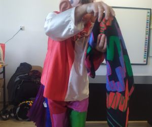 Klaun wykonuje sztuczkę z chustką