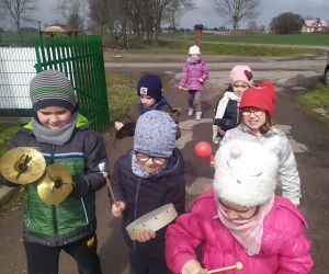 Dzieci grają na instrumentach