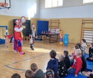 Klaun pokazuje sztuczkę z dyskiem gumowym