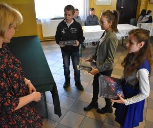 Na zdjęciu widoczne są dzieci przyjmujące nagrodę. 