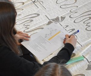 Na zdjęciu widoczne jest dziecko wypełniające krzyżówkę.