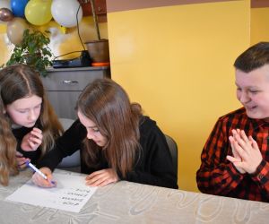 Grafika przedstawia troje dzieci rozwiązujących zadanie 