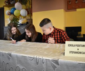 Zdjęcie przedstawia troje dzieci rozwiązujących zadanie.