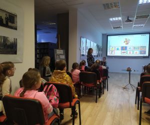 Dzieci rozwiązują zagadki