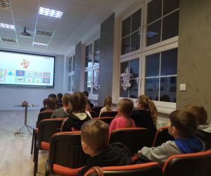 Dzieci przyglądają się zagadkom na tablicy