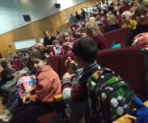 Dzieci w oczekiwaniu na spektakl