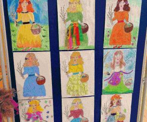 Prace plastyczne związane z wiosną umieszczone na tablicy dekoracyjnej