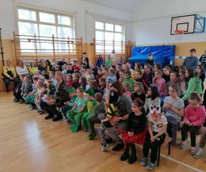 Uczniowie i nauczyciele zgromadzeni w sali gimnastycznej