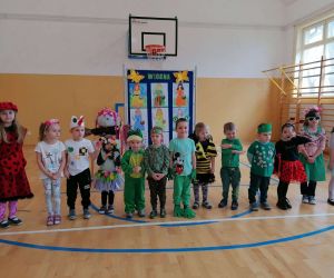 Przedszkolaki prezentują stroje wiosenne
