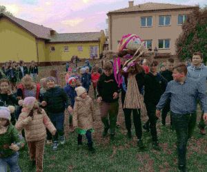 Uczniowie wyszli ze szkoły w pochodzie na czele z Marzanną