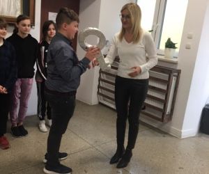 Pani dyrektor przekazuje uczniowi klucz jako symbol władzy