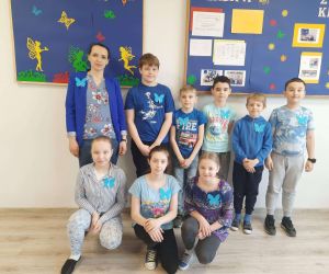 Uczniowie klasy IV z wychowawczynią