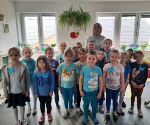 Przedszkolaki z oddziału „0” z wychowawczynią.